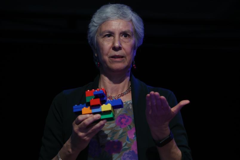 Anita Tabacco presenta il progetto mostrando una costruzione di mattoncini colorati