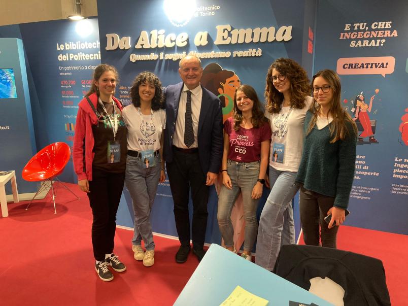 Foto del Rettore Saracco con le studentesse WeAreHERe