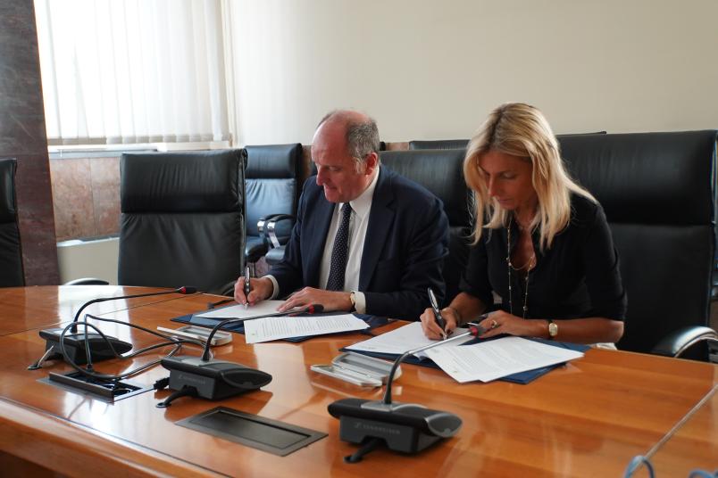 Firma tra Guido Saracco e Cristina Seymandi.jpg