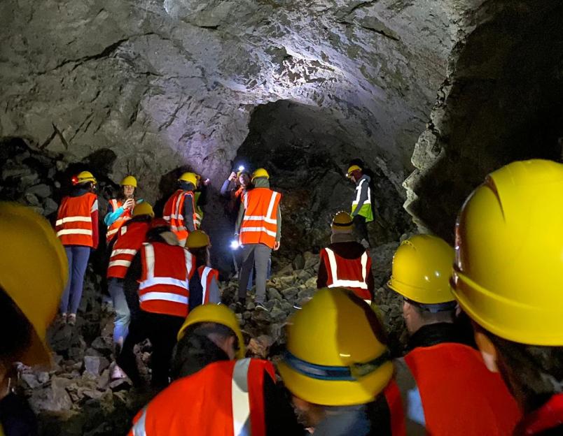 Gruppo di studenti nella grotta di magnetite di Traversella