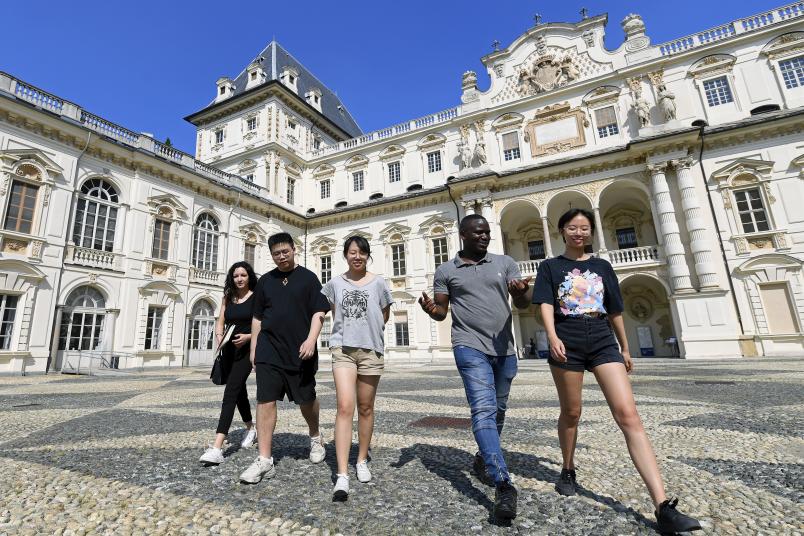 Foto di studenti al Castello del Valentino