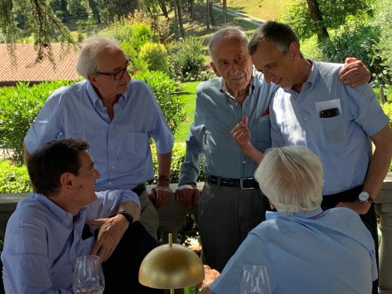 Foto del professor Michele Jamiolkowski con i suoi allievi