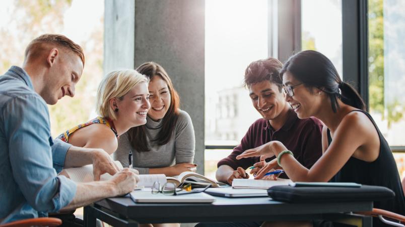 Foto di un gruppo di studenti che discutono
