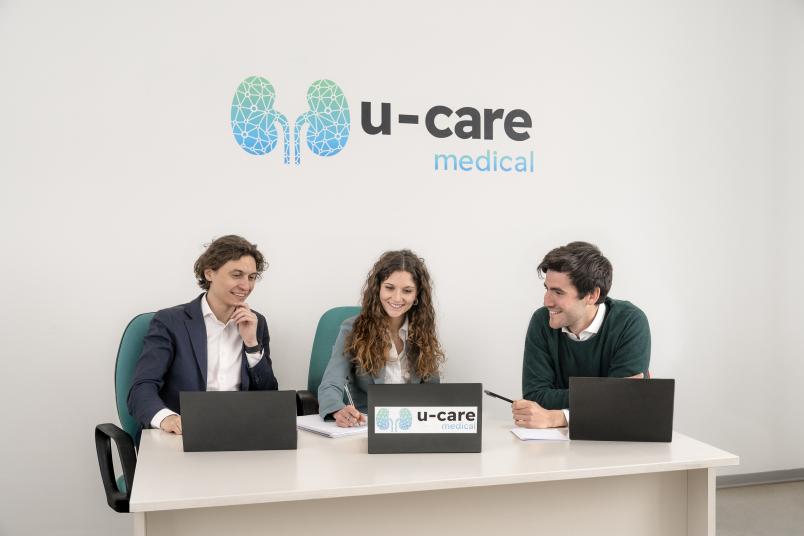 Foto di tre persone sedute davanti ai loro computer