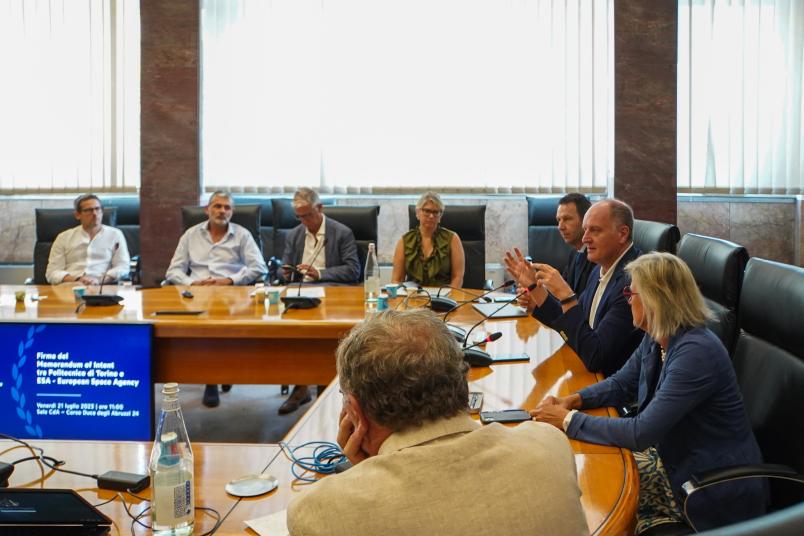 Un momento dell'evento di firma