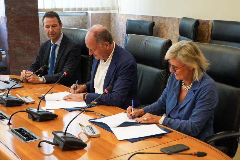 Foto del momento della firma dell'accordo con ESA