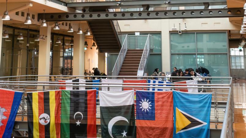 Foto della sede del Lingotto con bandiere di diversi paesi