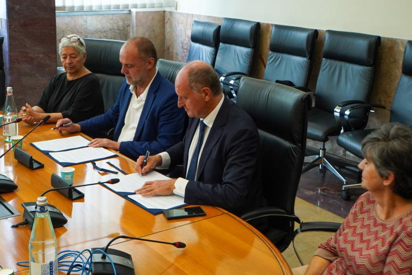 Il momento della firma dei due Rettori Stefano Geuna dell'Università di Torino e Guido Saracco del Politecnico, alla presenza delle due Prorettrici Giulia Carluccio e Laura Montanaro