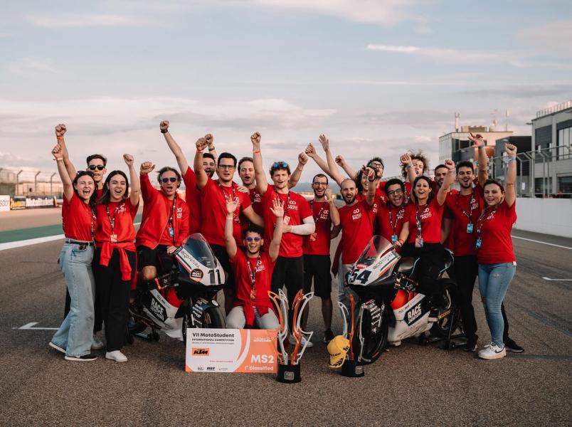 2WheeslPolitO Team e moto.jpg