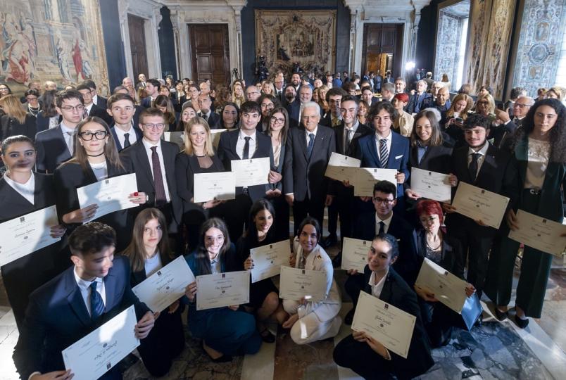 Foto di gruppo per i 25 Alfieri del Lavoro insieme al Presidente della Repubblica
