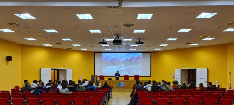 Studenti e studentesse in un aula magna presso la sede SMAT di Castiglion Torinese