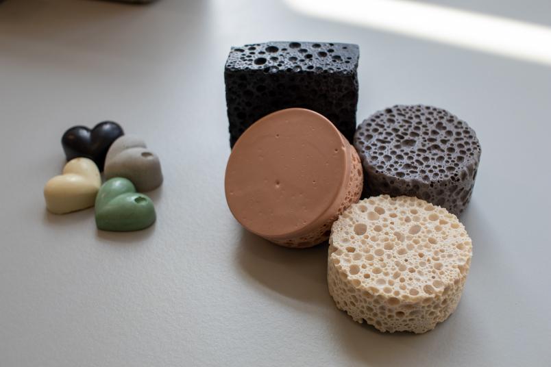 Esempi di materiali ricavati dai fanghi con diverse forme e colori