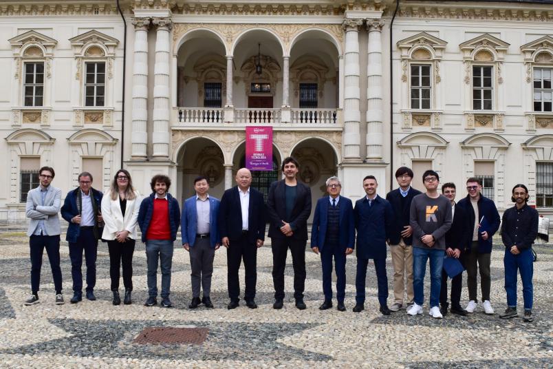 NEVC-Davanti al castello.JPG