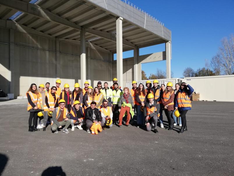 Foto di gruppo di studenti e studentesse in visita all'impianto di trattamento plastiche di Borgaro Torinese