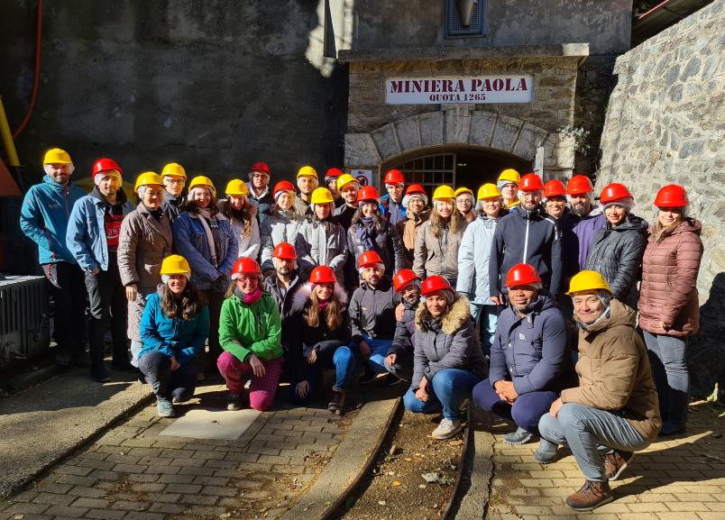Gruppo di studenti in visita all'Ecomuseo delle miniere e della Val Germanasca