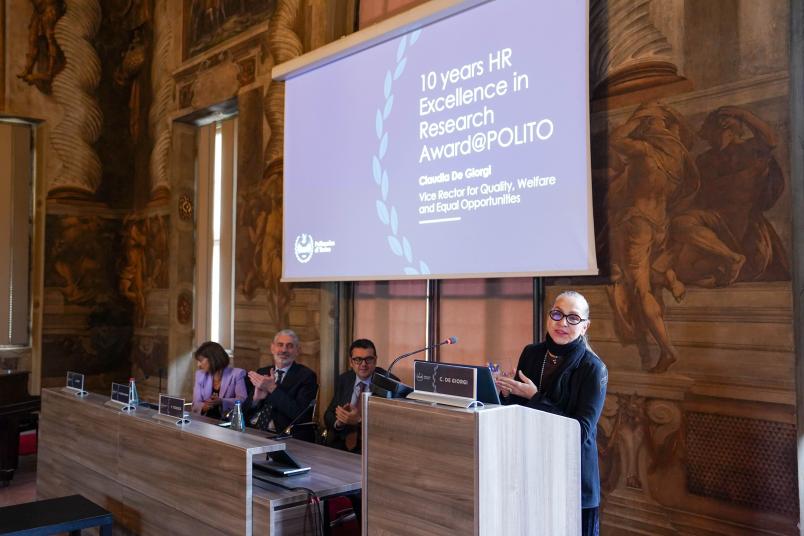 La Vice Rettrice del Politecnico di Torino Claudia De Giorgi con il premio HR.JPG