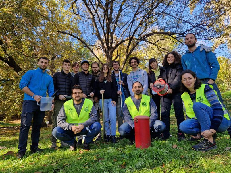 Foto di gruppo degli studenti e delle studentesse durante l'annuale esercitazione in campo del corso di Ingegneria degli acquiferi