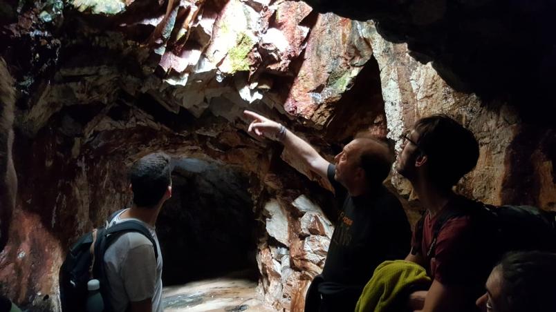 Uscita didattica alle Terme di Valdieri, professore e due studenti all'interno di una grotta