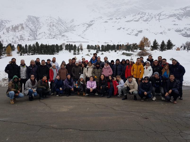 Foto di gruppo di studenti, studentesse, tecnici e docenti durante l'uscita didattica a Cervinia