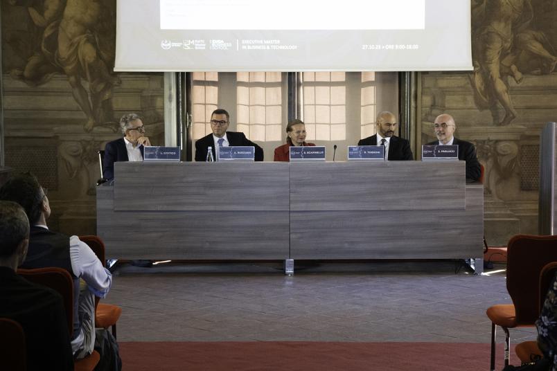 Foto di un tavolo di relatori a una conferenza stampa