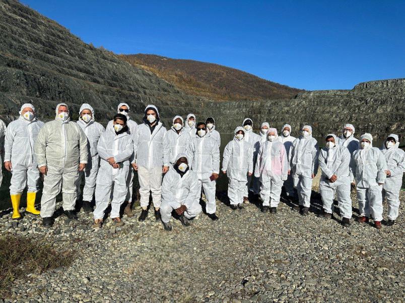 Foto di gruppo di studenti e studentesse durante l'uscita didattica presso l'ex amiantifera di Balangero