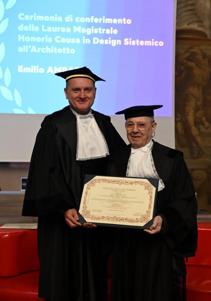 Il Rettore Saracco consegna la pergamena all'architetto Ambasz