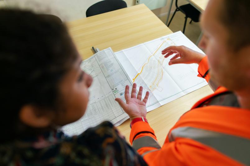 Due persone che discutono di un progetto 