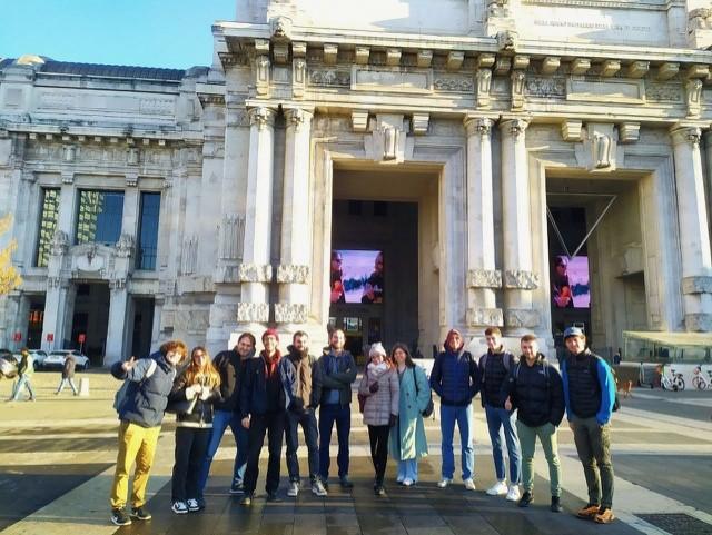 Foto di gruppo di studentesse e studenti a Milano per la conferenza SISC