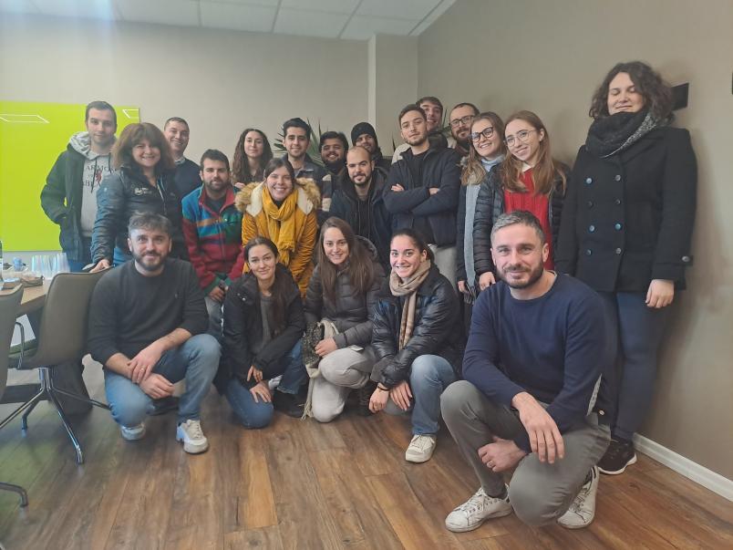 Foto di gruppo di studenti presso l'impianto RAEEMAN