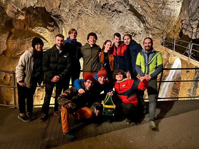 Foto di gruppo degli studenti nella Grotta di Bossea
