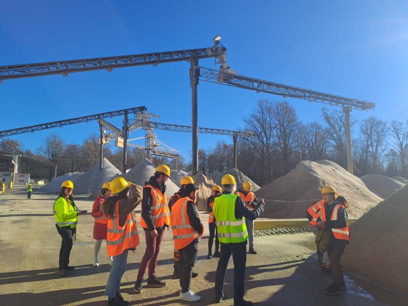 Gruppo di studenti in visita all'impianto Sasil srl