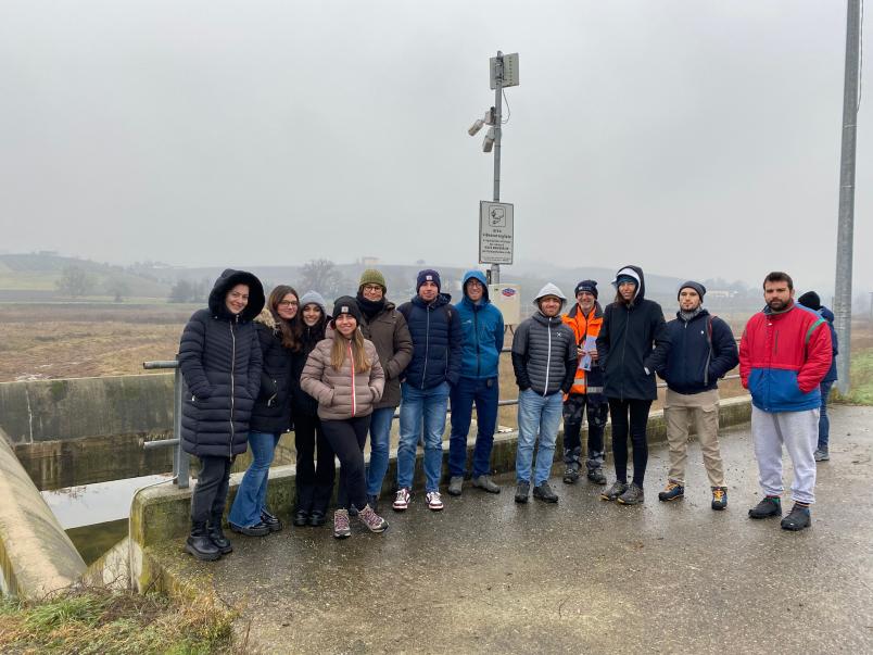 Foto di gruppo di studenti presso impianti e opere idrauliche AIPO
