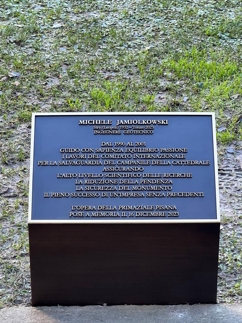 La targa celebrativa posta nel chiostro del Duomo di Pisa