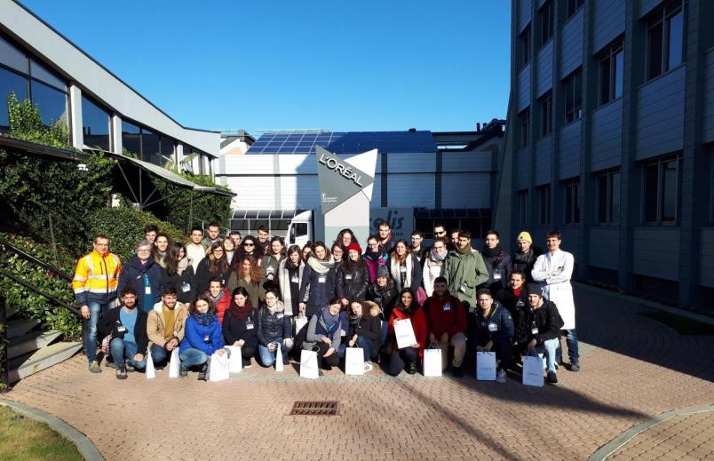 Foto di gruppo uscita didattica presso l'impianto L'Oréal di Settimo Torinese