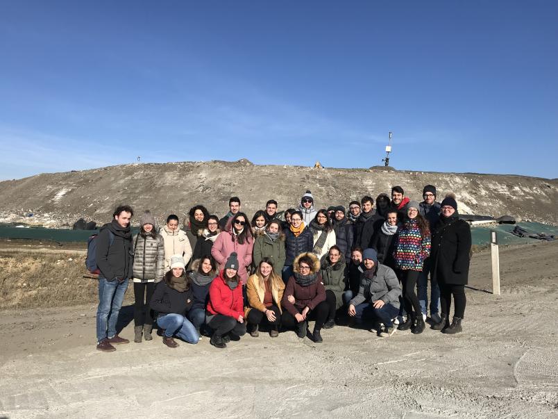 Foto di gruppo di studenti in uscita didattica presso l'impianto di compostaggio G.A.I.A