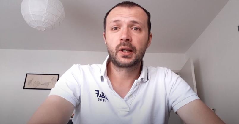Primo piano dell'intervistata a Paolo Bergamo