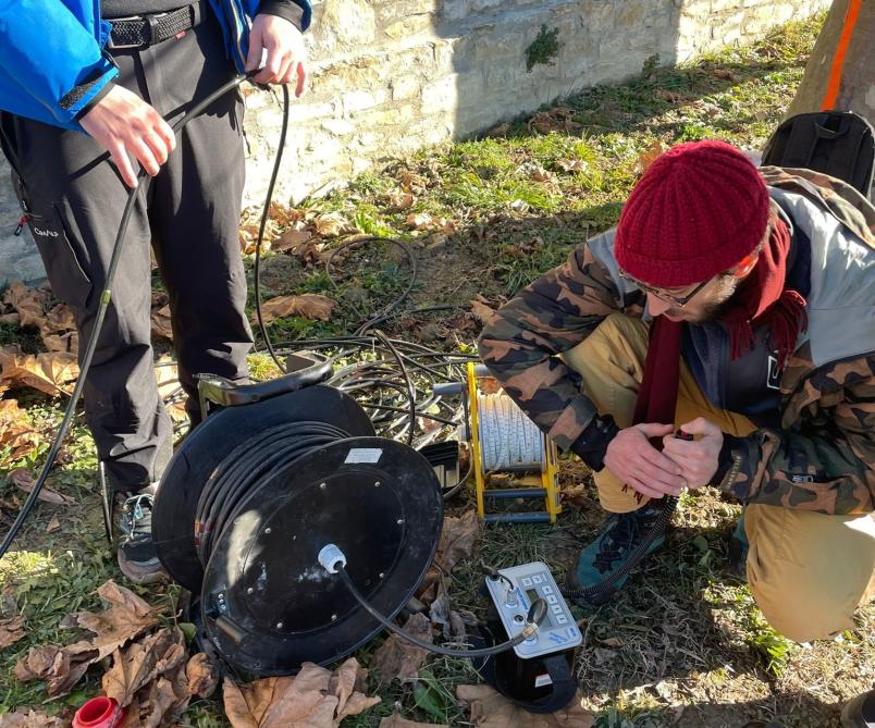 Studenti preparano una sonda inclinometrica