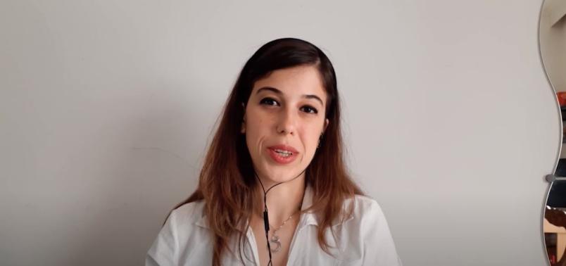 Primo piano dell'intervistata a Ilenia Tiberia