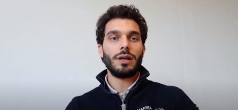 Primo piano dell'intervistata a Massimiliano Gurnari