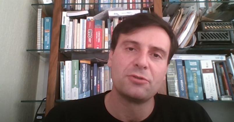 Primo piano dell'intervistata a Salvatore Scervini