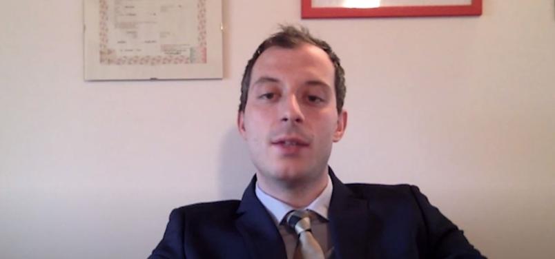 Primo piano dell'intervistata a Simone Bez