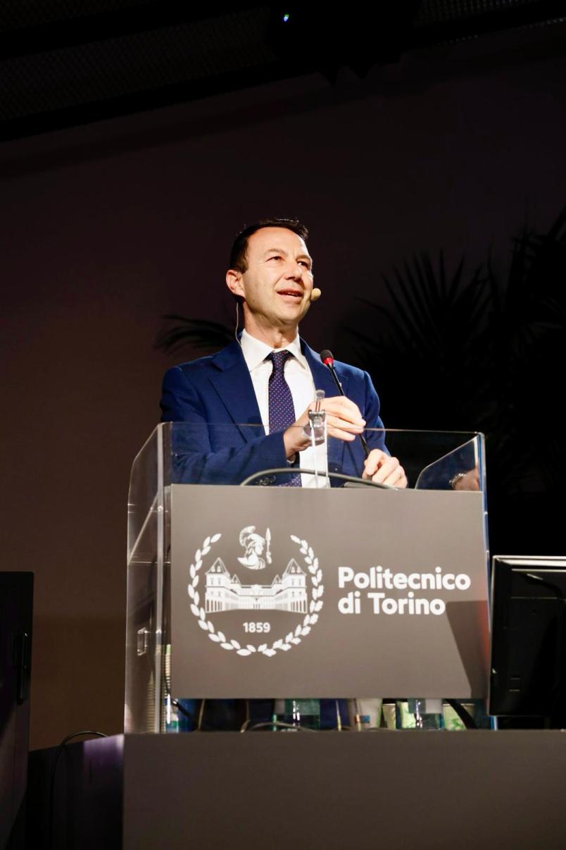 Il Rettore Stefano Corgnati parla dal podio durante la cerimonia di insediamento