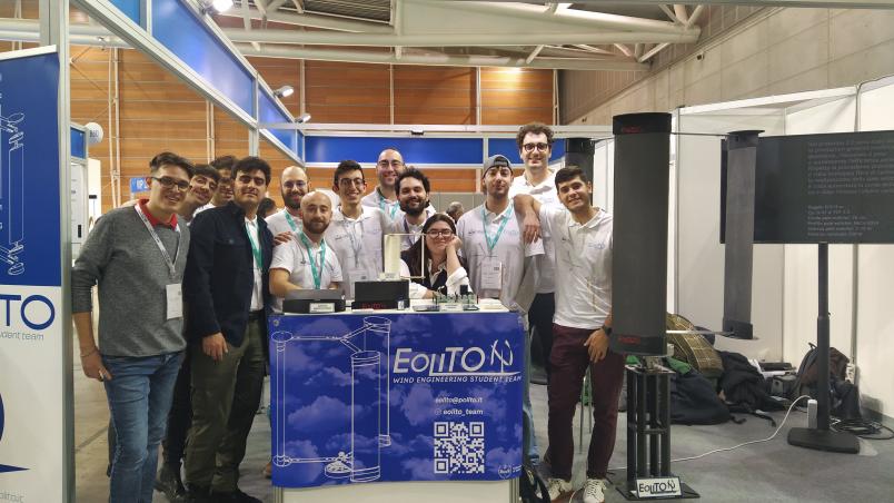 Foto di gruppo per i membri del team a una fiera