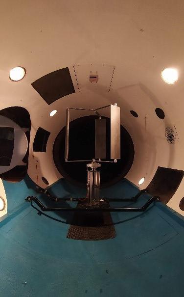Nella foto viene mostrato il rotore in camera di prova della galleria del vento accoppiato al generatore elettrico pronto per la caratterizzazione della sua efficienza energetica