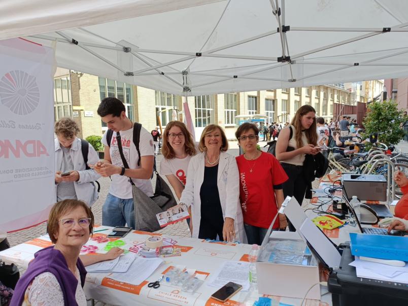 Foto di gruppo per volontarie e studenti