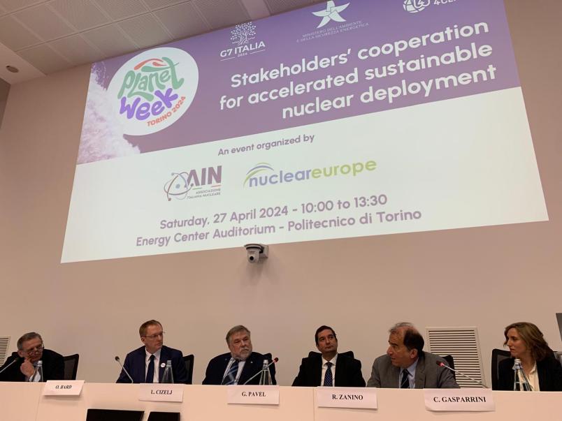 Foto del panel dell'incontro con i relatori seduti al tavolo