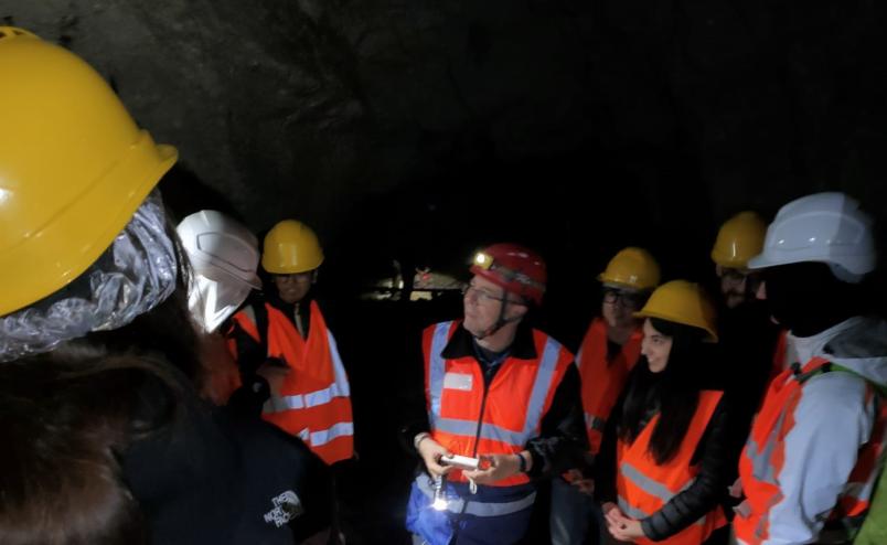 Studenti nella Miniera di Traversella durante un'uscita didattica