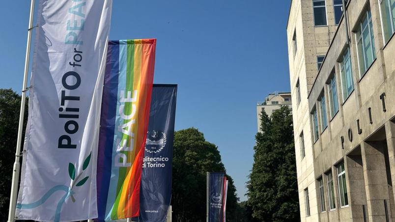 Foto degli stendardi PoliTO sulla pace