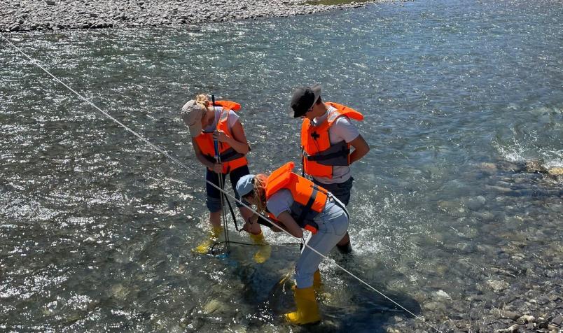 Studenti effettuano misure di portata del Torrente Borbera
