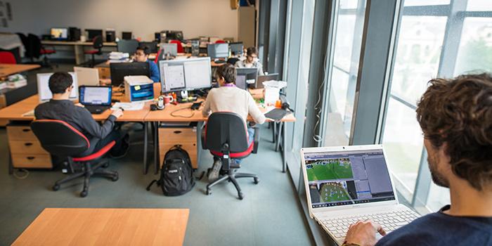 ufficio con personale alla scrivania